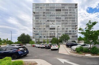 3100 E Cherry Creek S Dr in Denver, CO - Foto de edificio - Building Photo