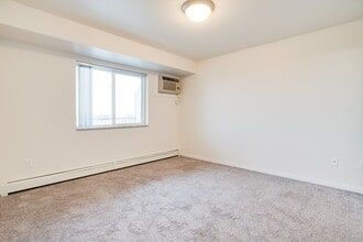 Grayhawk Apartments in Fargo, ND - Building Photo - Building Photo