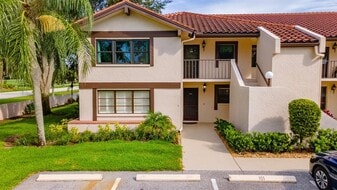 5640 Golf Pointe Dr in Sarasota, FL - Building Photo