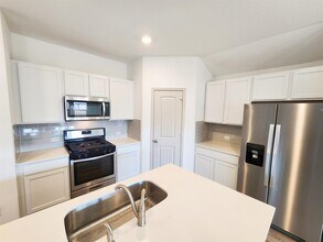 102 Ft Clark Spgs Dr in Hutto, TX - Building Photo - Building Photo
