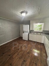 402 Dyer St in Springdale, AR - Building Photo - Building Photo