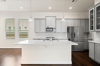 2021 Cambridge Heights Pl in Houston, TX - Building Photo - Building Photo