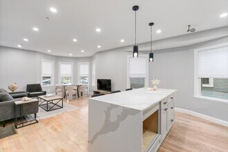 755 Boylston St, Unit B in Chestnut Hill, MA - Building Photo - Building Photo