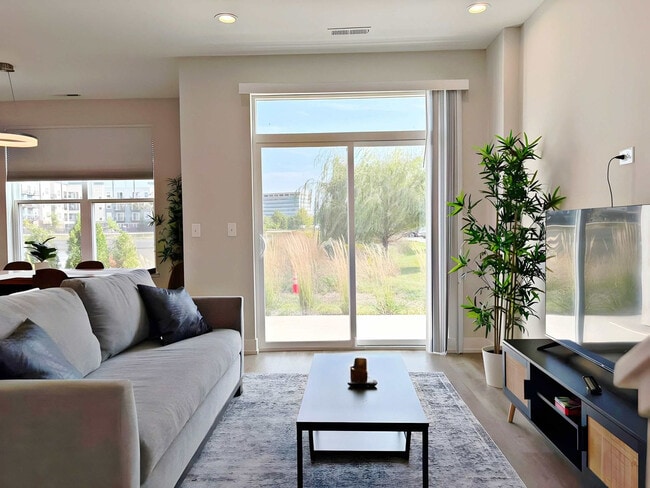 28417 Torch Pkwy, Unit SI ID1502220P in Warrenville, IL - Foto de edificio - Building Photo