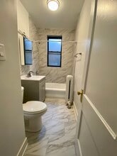 631 W ROSCOE St, Unit m3 in Chicago, IL - Foto de edificio - Building Photo