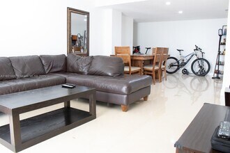 1621 Collins Ave in Miami Beach, FL - Building Photo - Building Photo