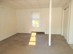 215 W Main St, Unit C in Leola, PA - Foto de edificio - Building Photo