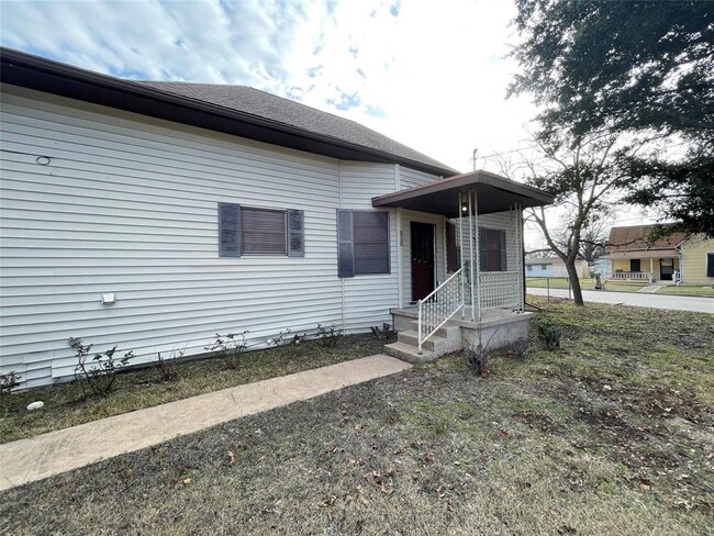 property at 101 E Live Oak St