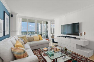 21055 Yacht Club Dr in Aventura, FL - Building Photo - Building Photo