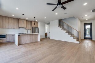 7305 Flyers Wy in Dallas, TX - Building Photo