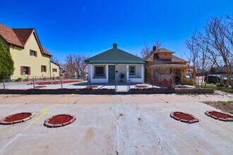 824 Elm St, Unit B in Pueblo, CO - Foto de edificio - Building Photo