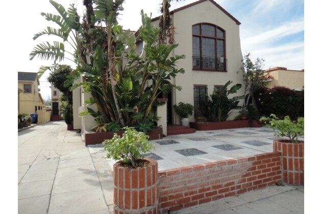 6410-6418 1/2 La Mirada Ave in Los Angeles, CA - Building Photo