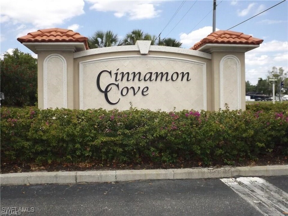 11941 Caraway Ln in Ft. Myers, FL - Foto de edificio