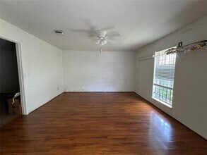 8330 Leamont Dr in Houston, TX - Foto de edificio - Building Photo