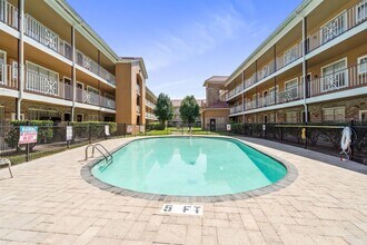 6259 Westheimer Rd in Houston, TX - Building Photo - Building Photo