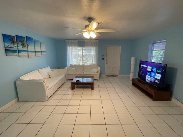 2451 NE 16th St in Pompano Beach, FL - Foto de edificio