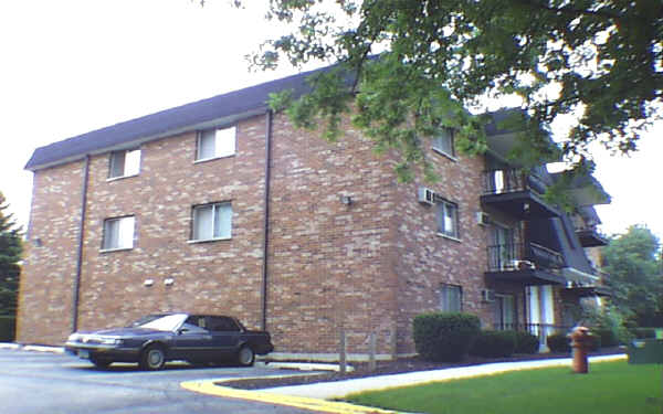 7725 Wildwood Ct in Darien, IL - Building Photo - Building Photo