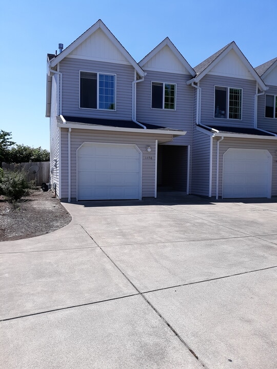 1458 Falcon Loop, Unit 1458 in Independence, OR - Building Photo
