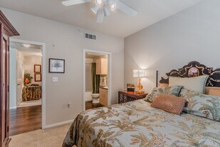 Grand Estates at Kessler Park in Dallas, TX - Building Photo