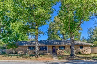 1221 Cruce St in Norman, OK - Building Photo