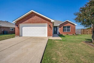 121 Thoroughbred Dr in Krum, TX - Building Photo