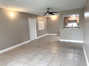 5225 Vineland Rd in Orlando, FL - Building Photo - Building Photo
