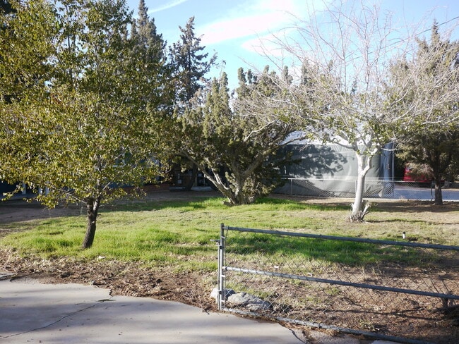 7676 Hemlock Ave in Hesperia, CA - Building Photo - Building Photo