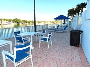 5700 Collins Ave, Unit 4 in Miami Beach, FL - Foto de edificio - Building Photo