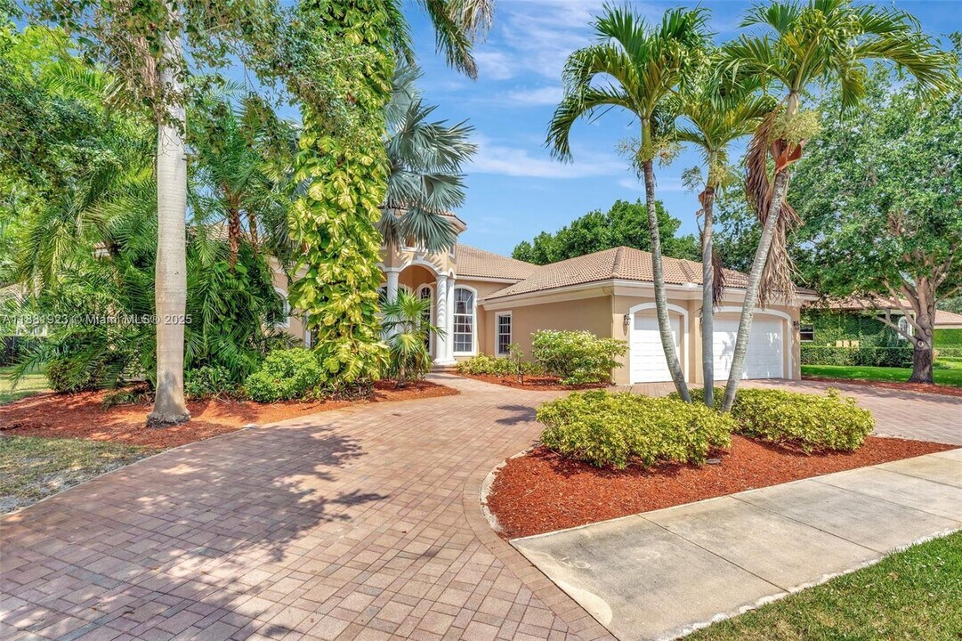 3203 W Stonebrook Cir in Davie, FL - Building Photo