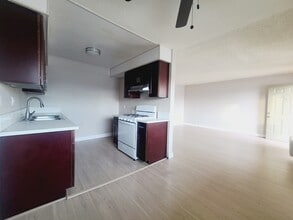 8720 Orion Ave, Unit 21 in Los Angeles, CA - Building Photo - Building Photo