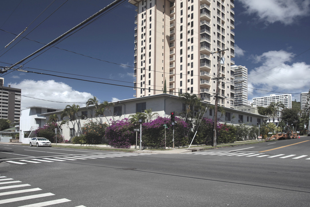 Academy Garden Apartments in Honolulu, HI - Building Photo