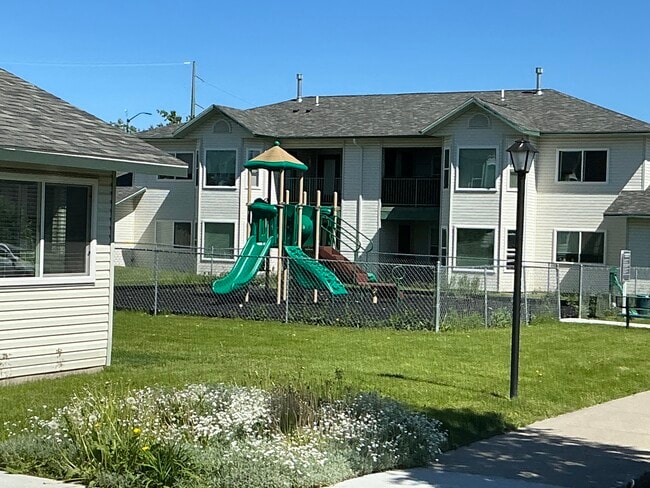 Castlebar Apartments in Bozeman, MT - Building Photo - Building Photo