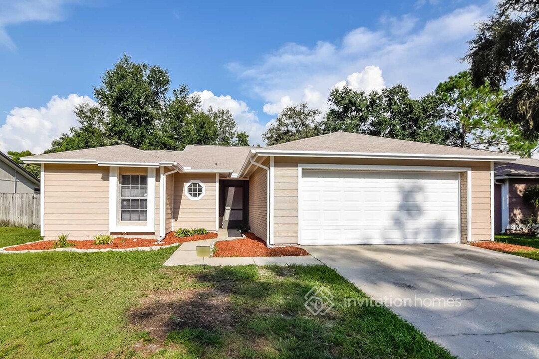 1640 Spinning Wheel Dr in Lutz, FL - Building Photo