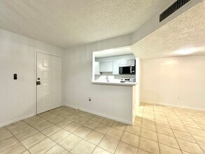 7215 179th NW St, Unit 206 in Hialeah, FL - Building Photo - Building Photo