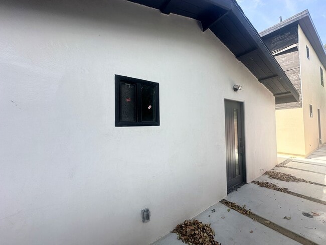 22235-22243 Wyandotte St in Los Angeles, CA - Building Photo - Building Photo