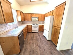 2540 W Porter Creek Ave in Porterville, CA - Building Photo - Building Photo