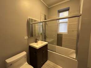 2110 W Division St, Unit 2R in Chicago, IL - Building Photo - Building Photo