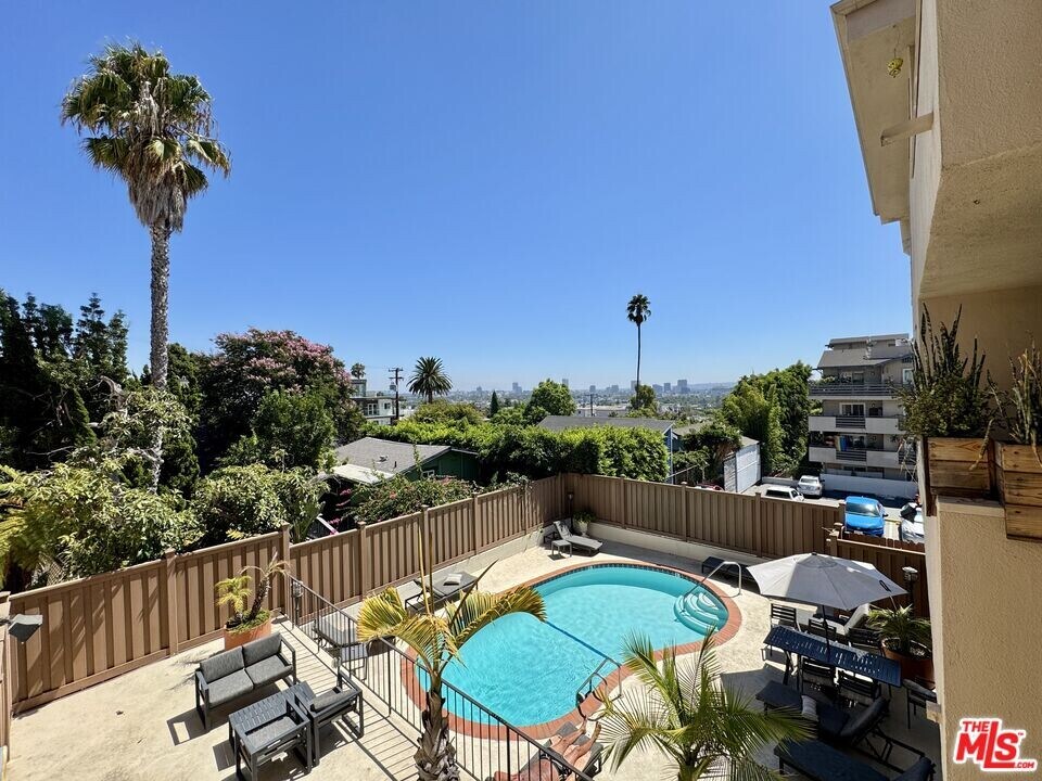 1023 Hancock Ave in West Hollywood, CA - Building Photo