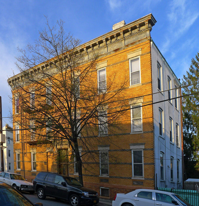 7214 69th Pl in Glendale, NY - Foto de edificio - Building Photo