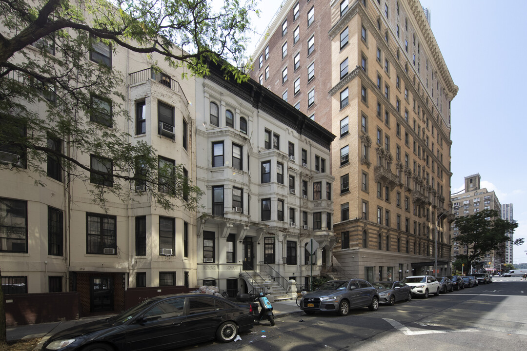 148 W 70TH St in New York, NY - Building Photo