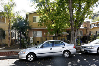 Hartland Apartments in Winnetka, CA - Foto de edificio - Building Photo