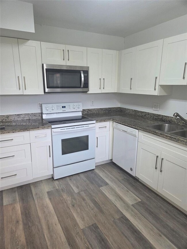 307 Lakeview Dr in Weston, FL - Building Photo - Building Photo