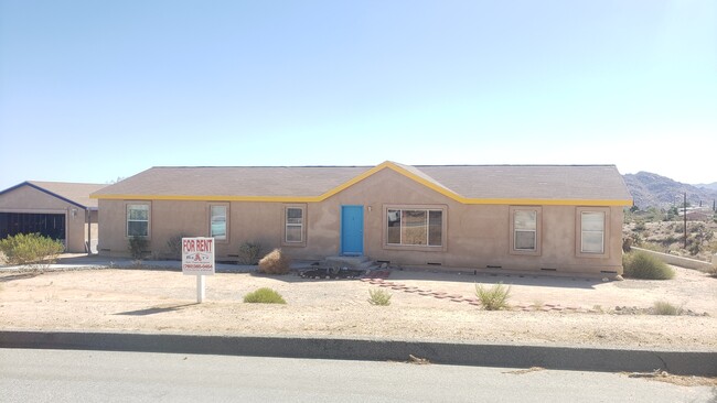 7133 Sunnyhill Rd in Joshua Tree, CA - Building Photo - Building Photo