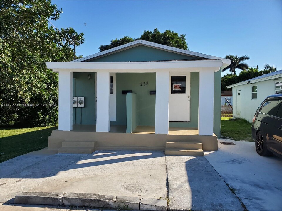 258 Adams Pl in Pahokee, FL - Building Photo