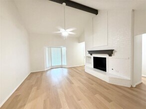 621 E Murray St in Angleton, TX - Building Photo - Building Photo