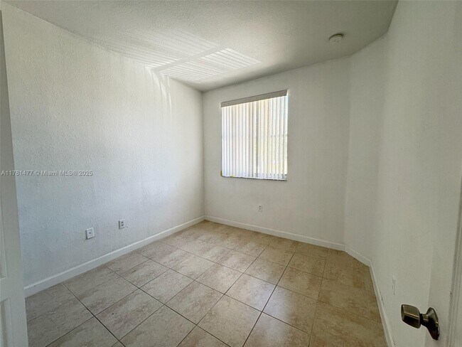 2460 SE 16th Terrace in Homestead, FL - Building Photo - Building Photo
