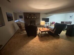 1428 Edgewood Dr in Pella, IA - Building Photo - Building Photo