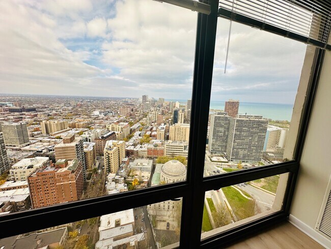 2650 N Lakeview Ave, Unit 4003 in Chicago, IL - Foto de edificio - Building Photo