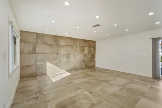 22255 Wyandotte St in Canoga Park, CA - Building Photo - Building Photo