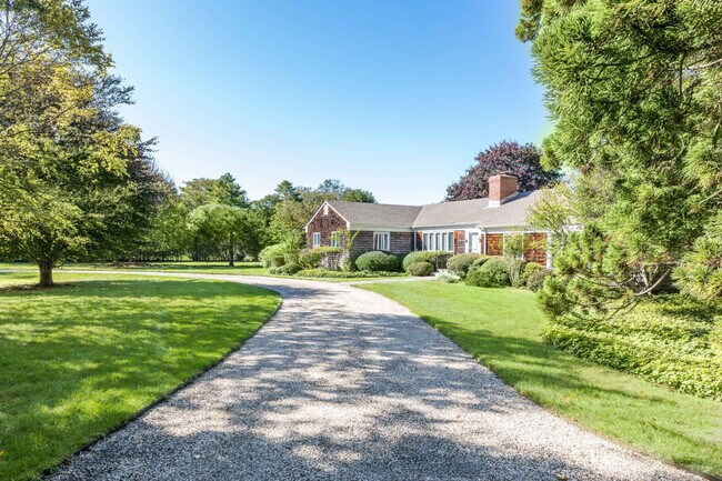 49 Georgica Rd in East Hampton, NY - Building Photo - Building Photo